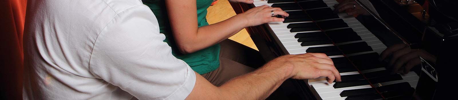 Fingerübungen am Klavier